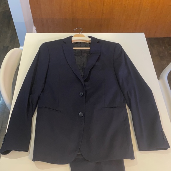 Selling my Vizoni suit. Good fabric and no stain - Picture 1 of 3